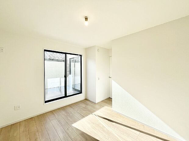 【洋室】バルコニーが開放感をプラスしてくれる洋室