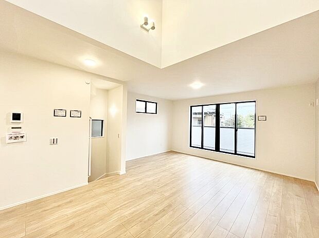 【リビングダイニング】ご家族とのコミュニケーションが深まるリビングイン階段を採用。