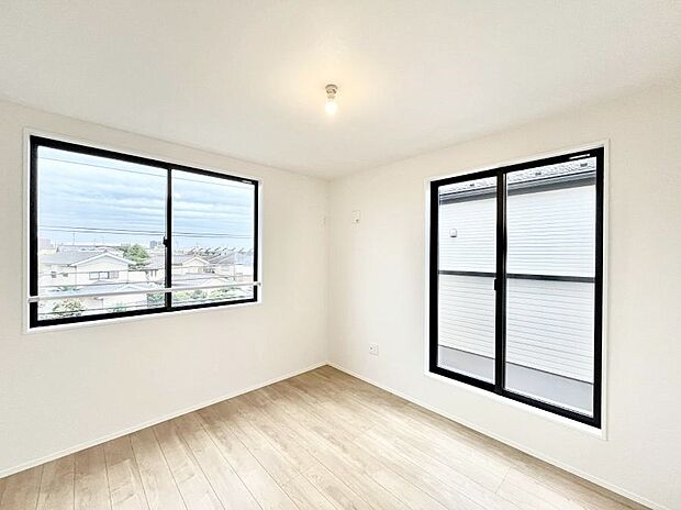 【寝室】2面採光なので、明るく風通しも良く心地良い生活が送れます。