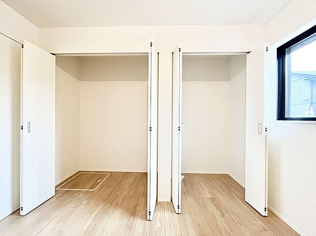 【収納】洋室のクローゼット。奥行きがあるので厚手の衣類もすっきり収まります。