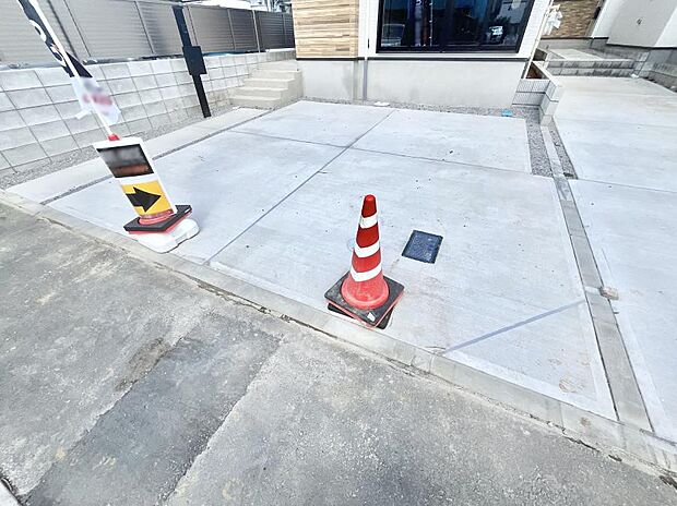 【駐車場】駐車2台可能!急なお客様の駐車に。また、ご家族の自転車スペースとしても大活躍。