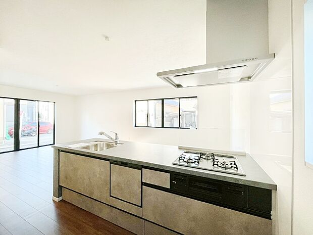 【ダイニングキッチン】ゆとりあるキッチンではご家族と楽しくお料理ができます。