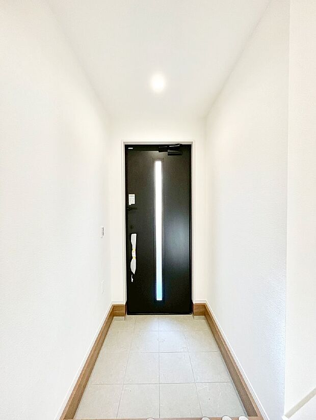 【玄関】明るい玄関はお客様をお出迎えするのにぴったりです!