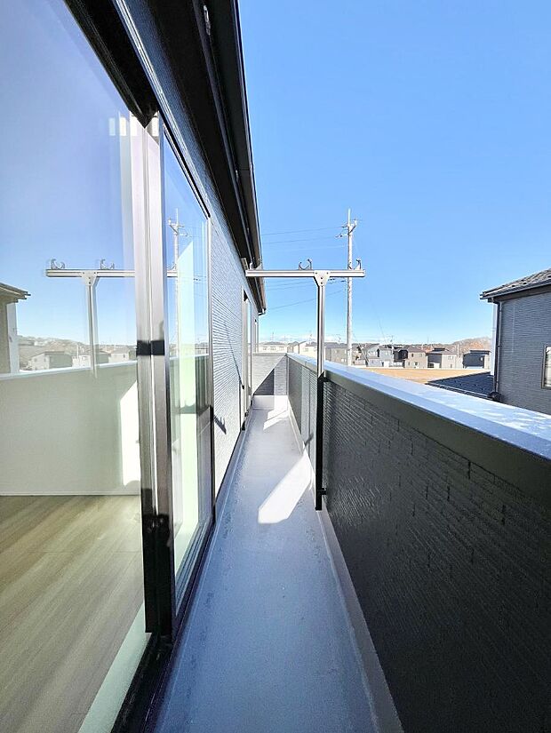【バルコニー】ゆったりバルコニーだから沢山お洗濯ものを干せます。