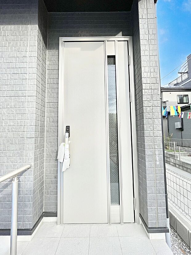 【玄関】玄関前は雨が降っても濡れにくい屋根付き