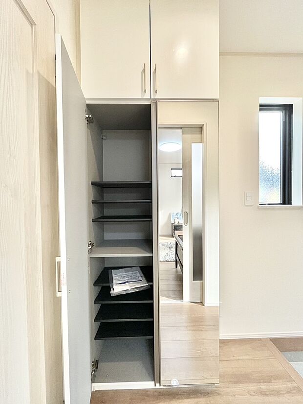 【シューズボックス】玄関をスッキリ・清潔に見せる豊富な収納スペースです。