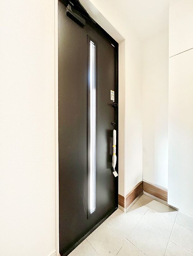 【玄関】明るい玄関はお客様をお出迎えするのにぴったりです!