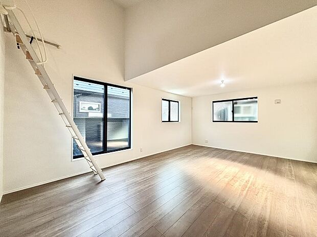 【リビングダイニング】大きな窓からたっぷりの陽光と風を感じられるリビング