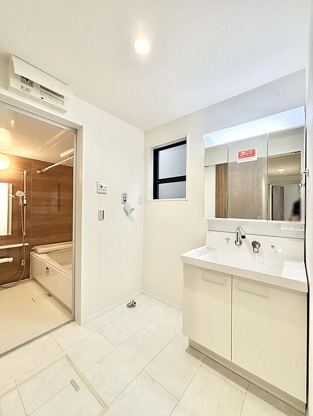 【洗面台・洗面所】小窓がついているので湿気の多い場所でも換気ができ快適です。