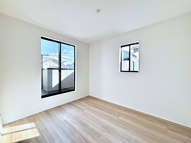 【寝室】明るいバルコニーサイドに洋室を設置。目覚めの良い寝室に。