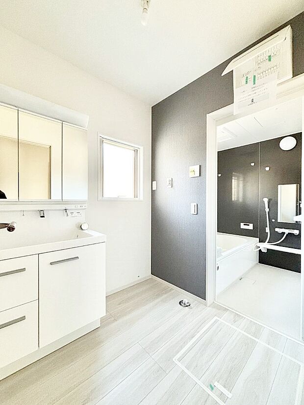 【脱衣場】柔らかな朝の光を感じられる窓がついた洗面室