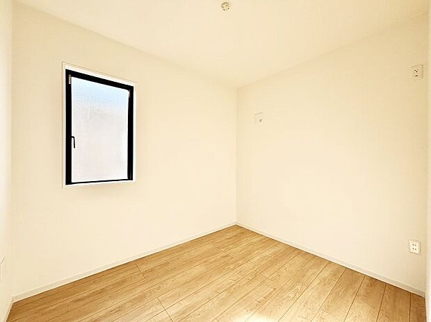 【子供部屋】窓からのやさしい光が心地よいプライベートルーム