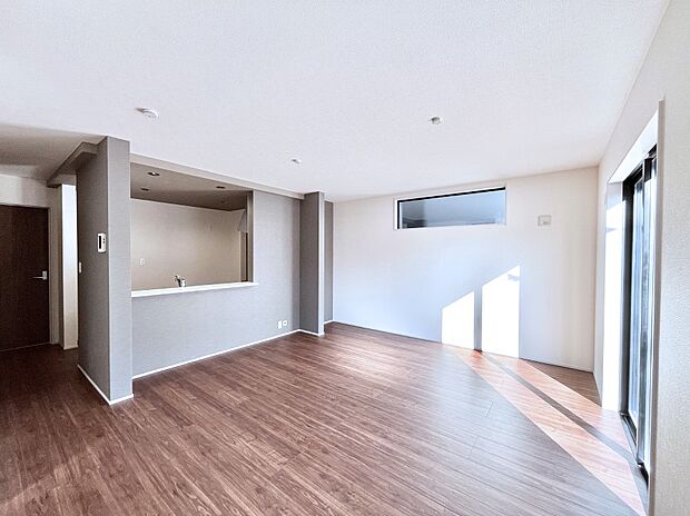 【リビングダイニング】落ち着いた雰囲気のLDKは家族みんなの快適空間