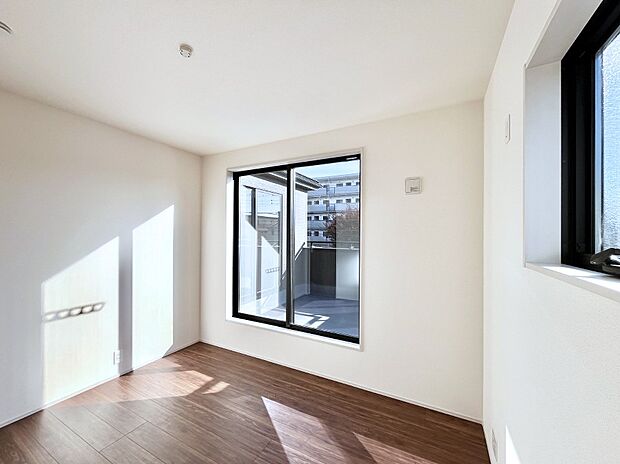 【寝室】明るいバルコニーサイドに洋室を設置。目覚めの良い寝室に。