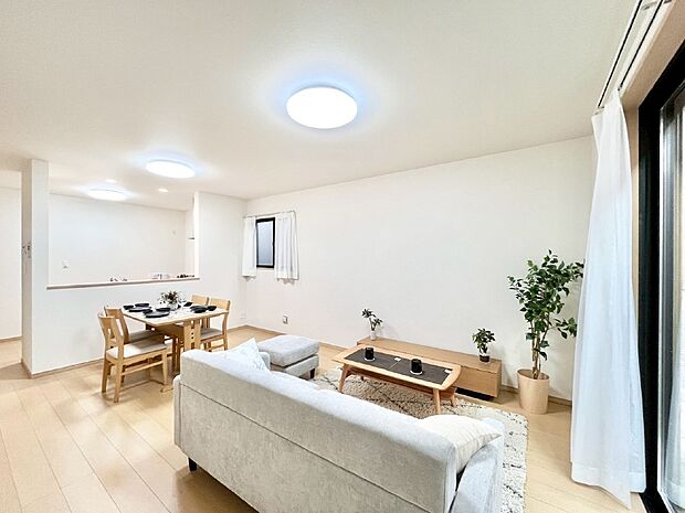 【リビングダイニング】明るい陽光が注ぎ、寛ぎの雰囲気に満たされるリビングダイニング。 