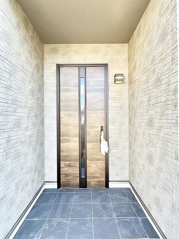 【玄関】玄関前は雨が降っても濡れにくい屋根付き  