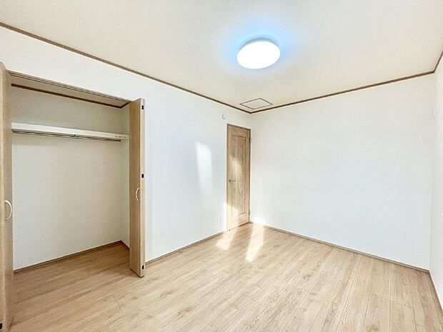 【寝室】収納が充実しているので居住スペースを広々使えます