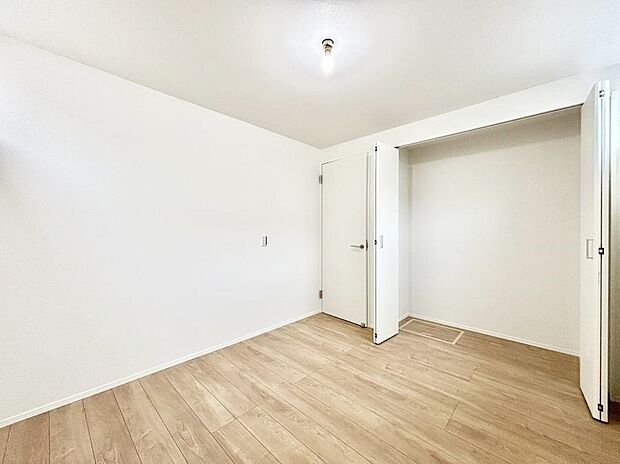 【子供部屋】お子さまのお部屋としても！衣類の整理整頓に便利なクローゼット付きの洋室。