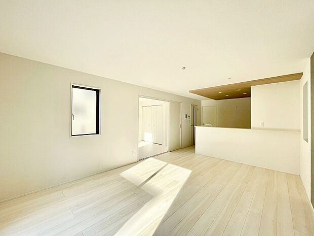 【リビングダイニング】明るい陽光が注ぎ、寛ぎの雰囲気に満たされるリビング・ダイニング。 　