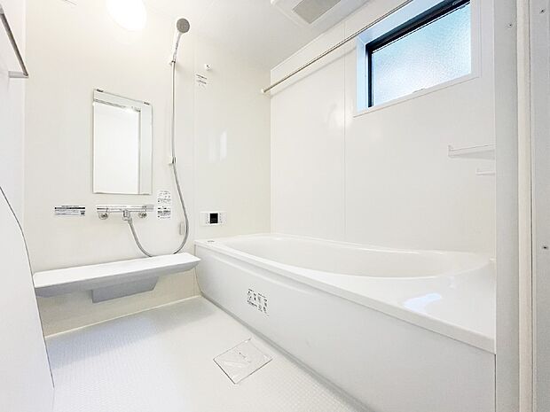 【浴室】一日の疲れを癒してくれる明るい清潔感のあるバスルーム