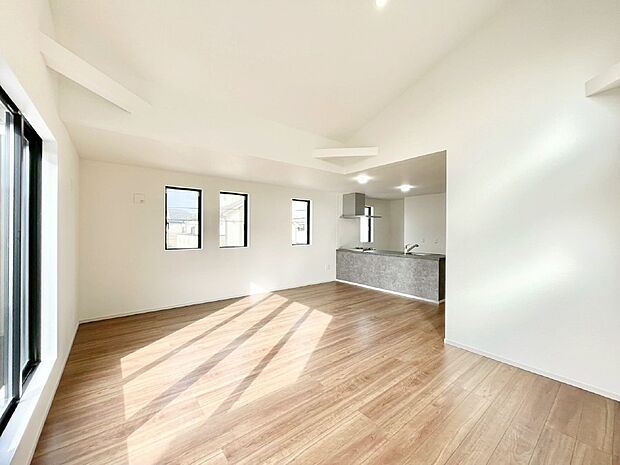 【リビングダイニング】明るい陽光が注ぎ、寛ぎの雰囲気に満たされるリビング・ダイニング。 　