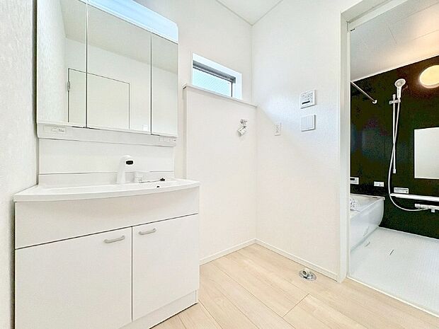 【脱衣場】身支度もスムーズにおこなえる脱衣場。  