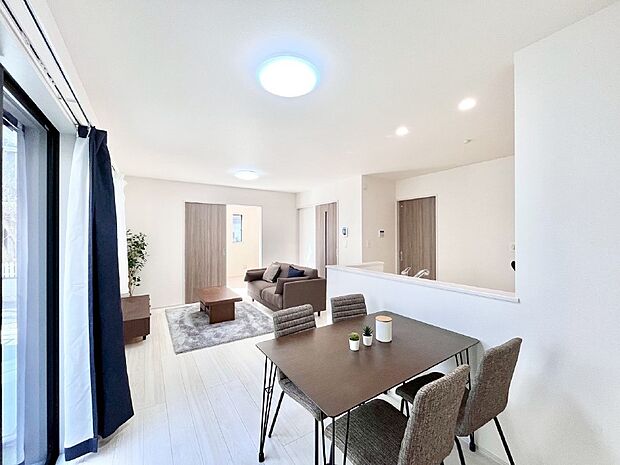 【リビングダイニング】明るい陽光が注ぎ、寛ぎの雰囲気に満たされるリビングダイニング。   