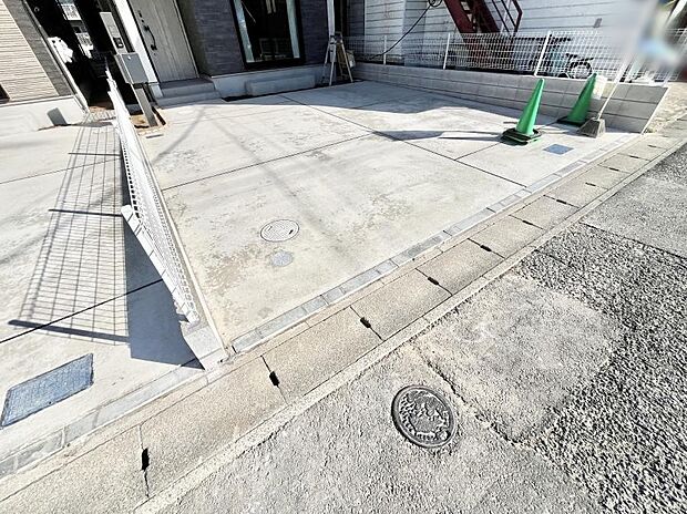 【玄関】玄関前は雨が降っても濡れにくい屋根付き  