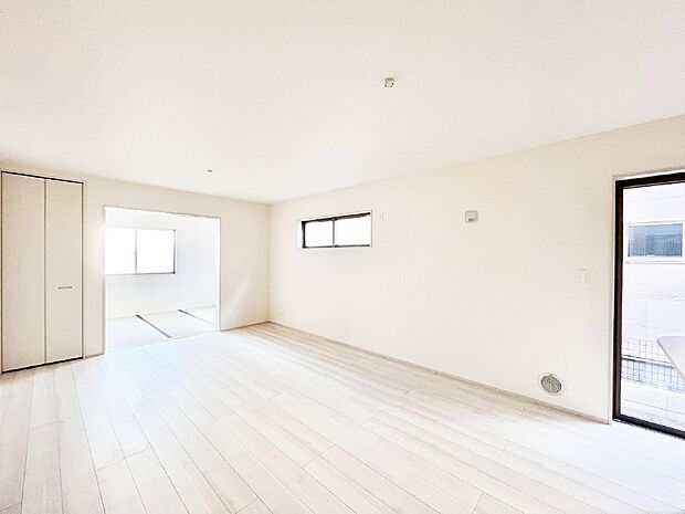 【リビングダイニング】大きな窓からたっぷりの陽光と風を感じられるリビング