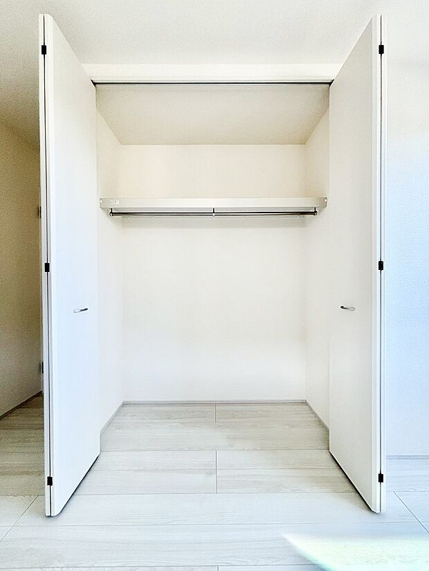 【収納】洋室のクローゼット。奥行きがあるので厚手の衣類もすっきり収まります。