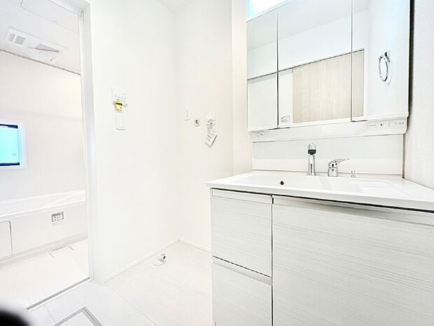 【脱衣場】清潔感のある快適空間です。毎日の身支度も気持ち良くお使い頂けます。