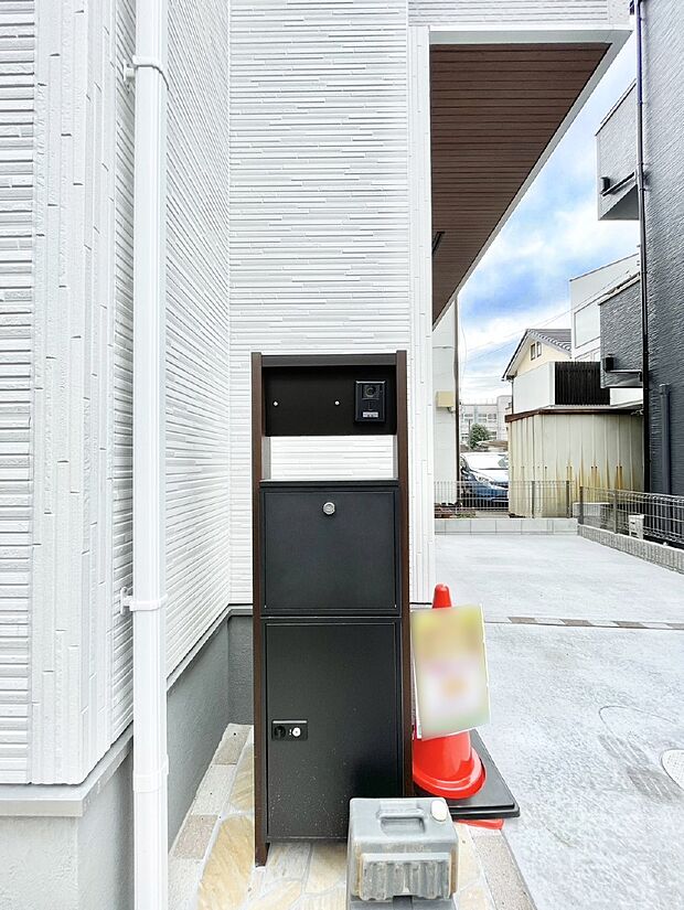 【その他現地】シンプルデザインのポスト。