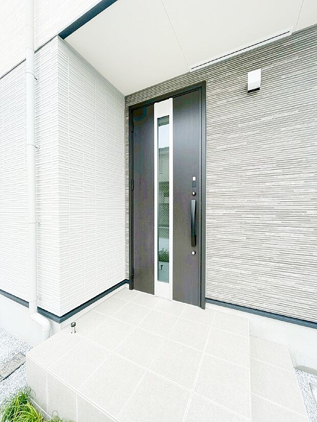 【玄関】玄関前は雨が降っても濡れにくい屋根付き