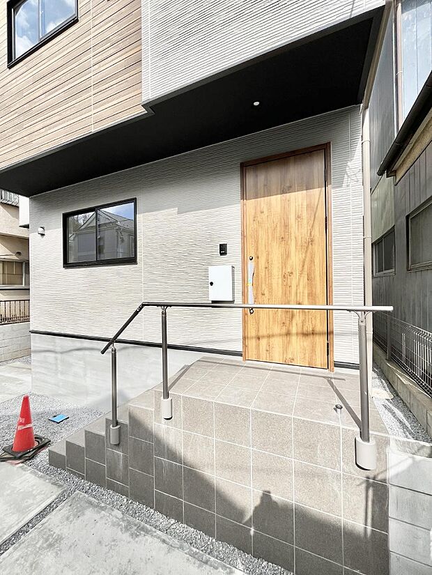 【玄関】住まいの顔を演出する、玄関ドア。 