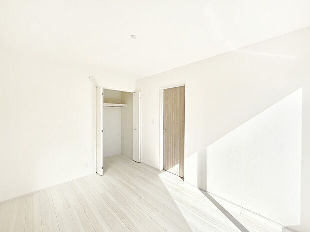 【寝室】使いやすい形でベットや家具の置き方にも困ることもありません。   