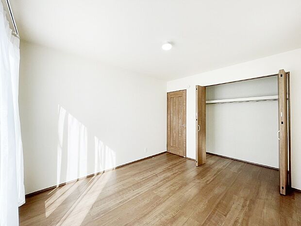 【寝室】収納が充実しているので居住スペースを広々使えます