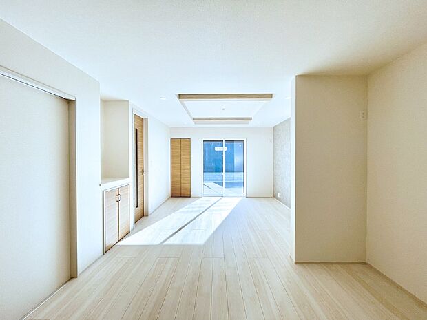 【リビングダイニング】大きな窓からたっぷりの陽光と風を感じられるリビング