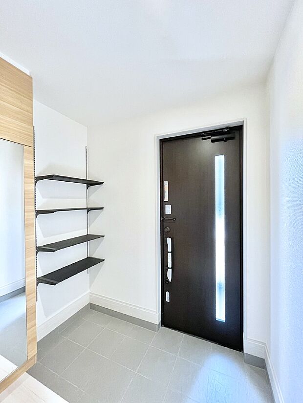 【玄関】明るい玄関はお客様をお出迎えするのにぴったりです！ 