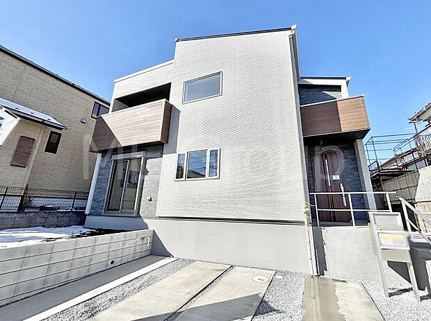 【現地外観写真】シンプルで落ち着きのある建物は住むかたの個性でオリジナルなものになっていきます。