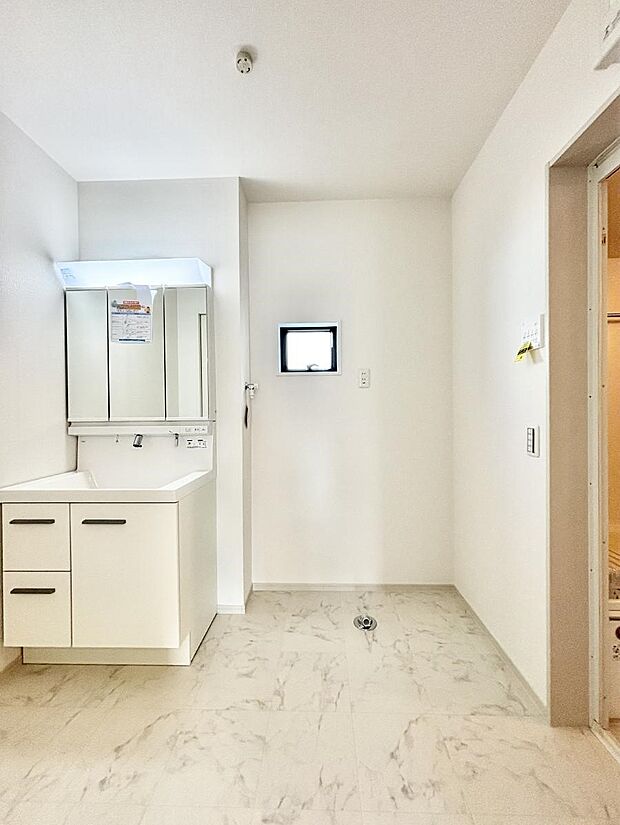 【脱衣場】小窓がついているので湿気の多い場所でも換気が十分行えます。毎日の身支度を気持ち良く!