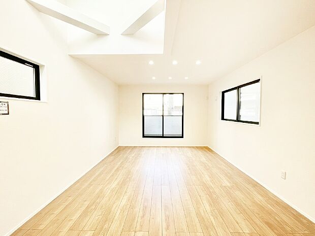 【リビングダイニング】2階リビングはおひさまの光をたっぷりと取りこめ、ゆったりと過ごせます