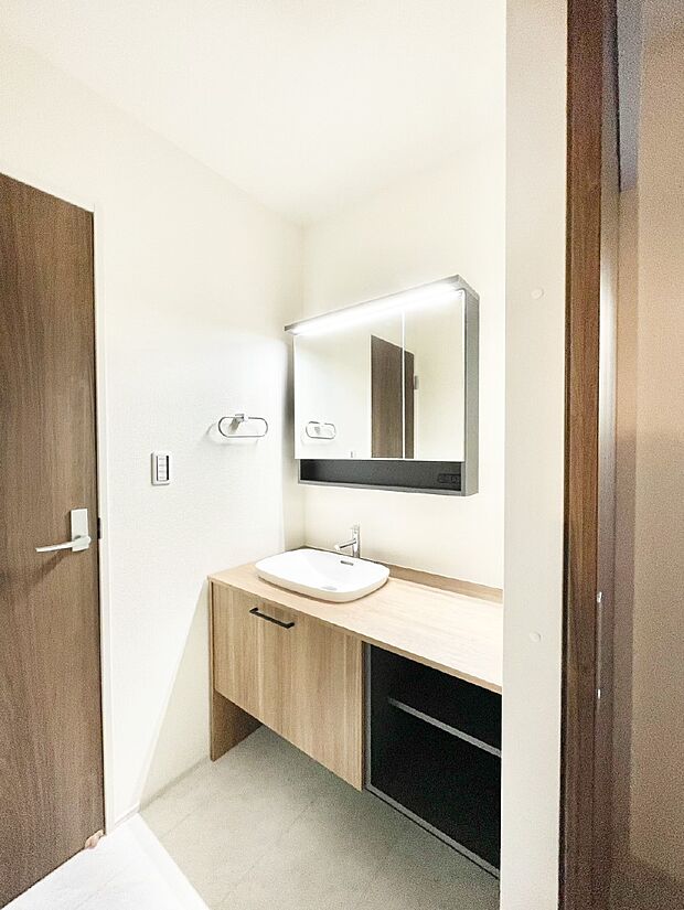 【洗面台・洗面所】清潔感のある快適空間です。毎日の身支度も気持ち良くお使い頂けます。
