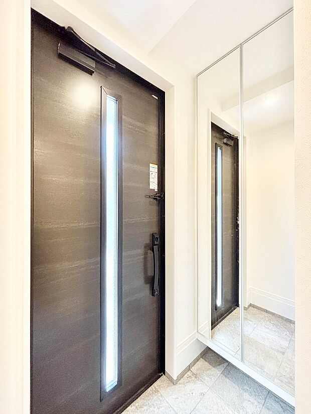 【玄関】ガラススリットの入った玄関ドアが室内に光を届けてくれます