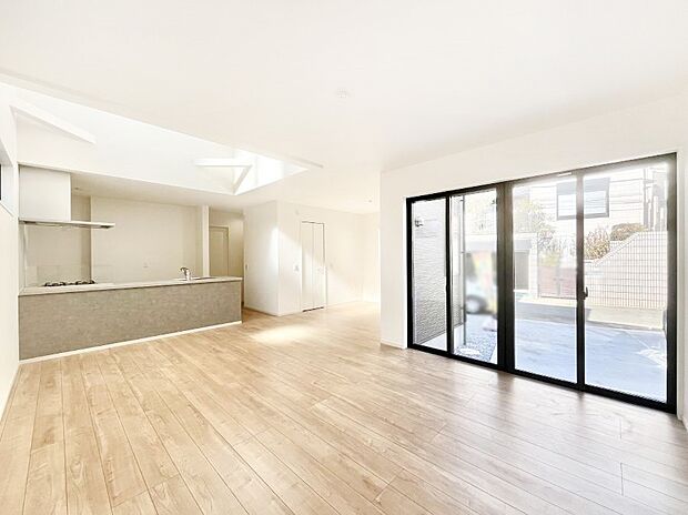 【ダイニング】明るい陽光が注ぎ、寛ぎの雰囲気に満たされるダイニング。