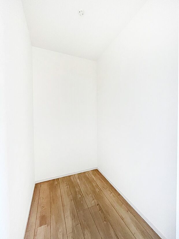 【ウォークインクローゼット】ウォークインクローゼット付きで生活空間を広く利用できます。