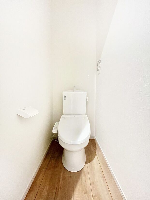 【トイレ】明るく清潔感のあるトイレです。 