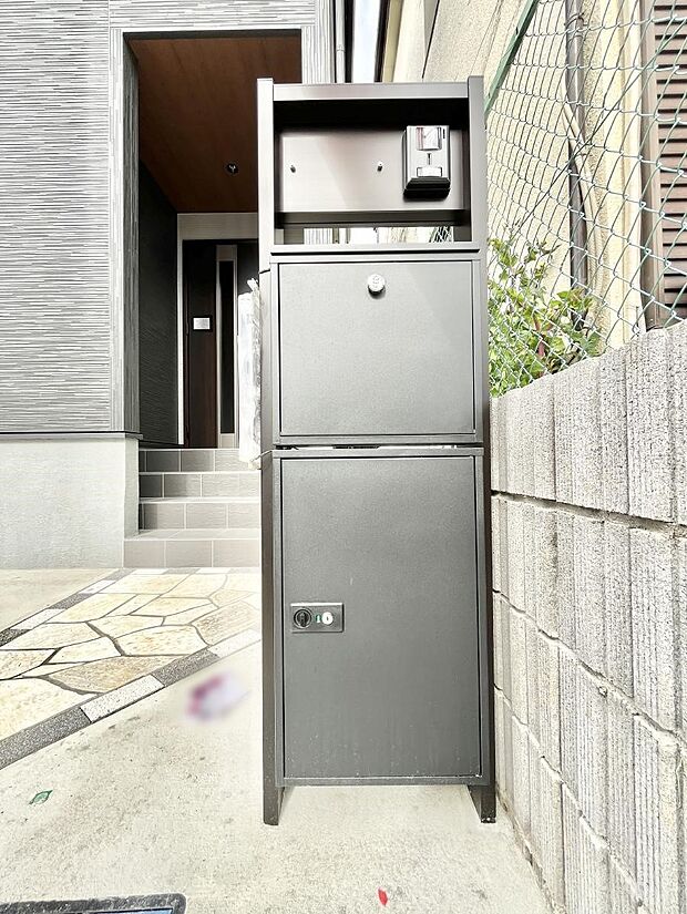 【その他現地】表札・インターホン・ポスト・宅配BOXをひとつに集約。エントランスになじむシンプルデザイン。