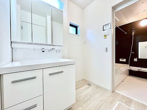 【脱衣場】清潔感のある快適空間です。毎日の身支度も気持ち良くお使い頂けます。 