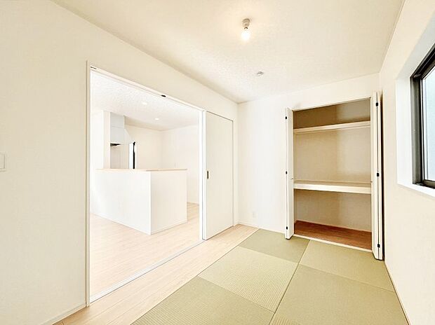 【和室】リビングと隣り合っている和室。ほっと一息できる和の空間も忘れずに。