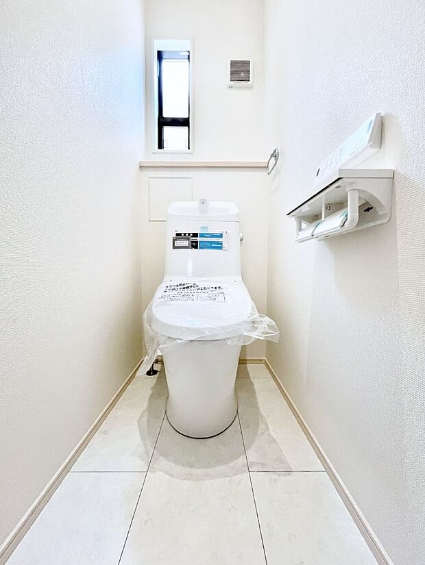 【トイレ】トイレは1階と2階それぞれに配置されていてとても便利です。 